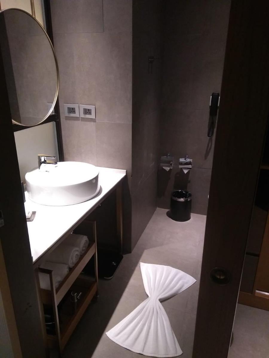 a bathroom with a sink and a mirror at Holiday Inn Goa Candolim in Candolim a bathroom with a sink and a mirror at Holiday Inn Goa Candolim in Candolim