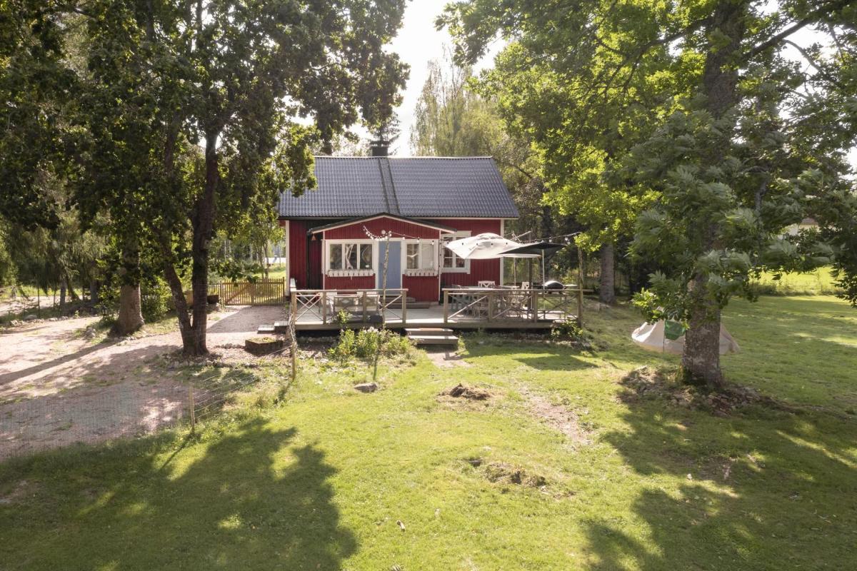 Beautifully renovated lakeside red cottage - Housity