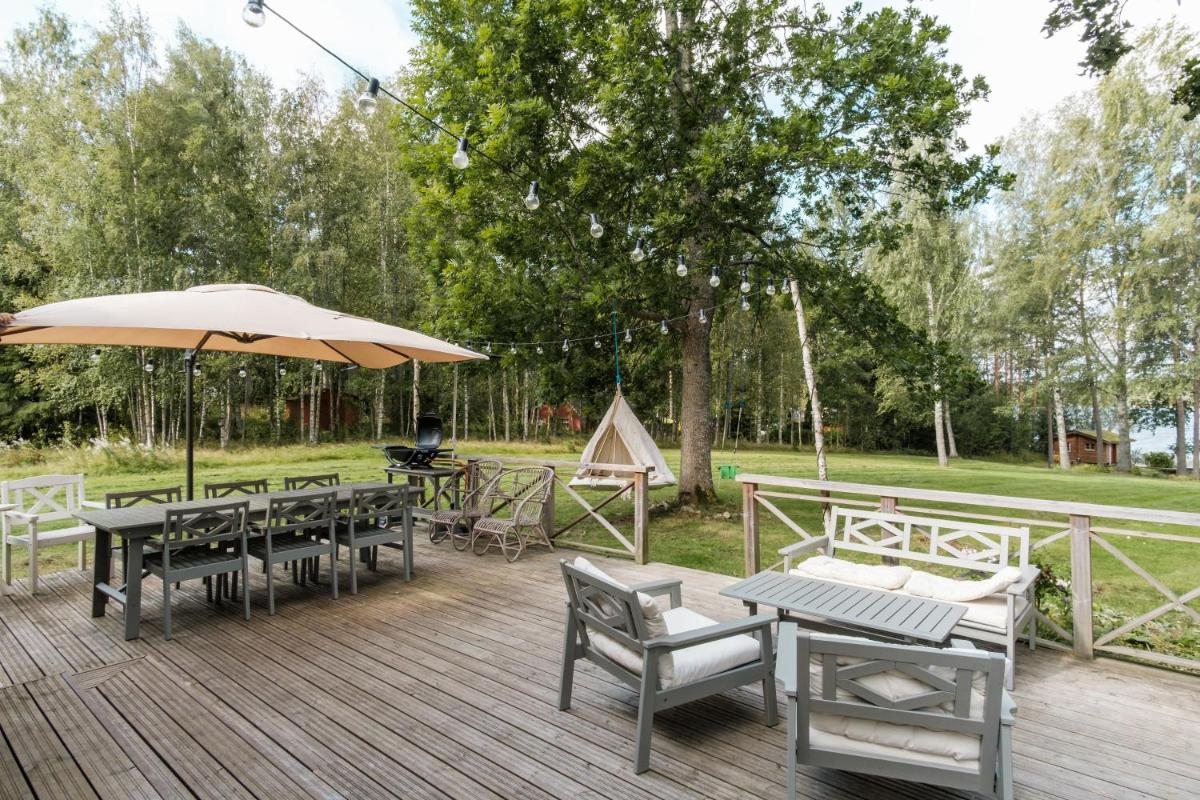 Beautifully renovated lakeside red cottage - Housity