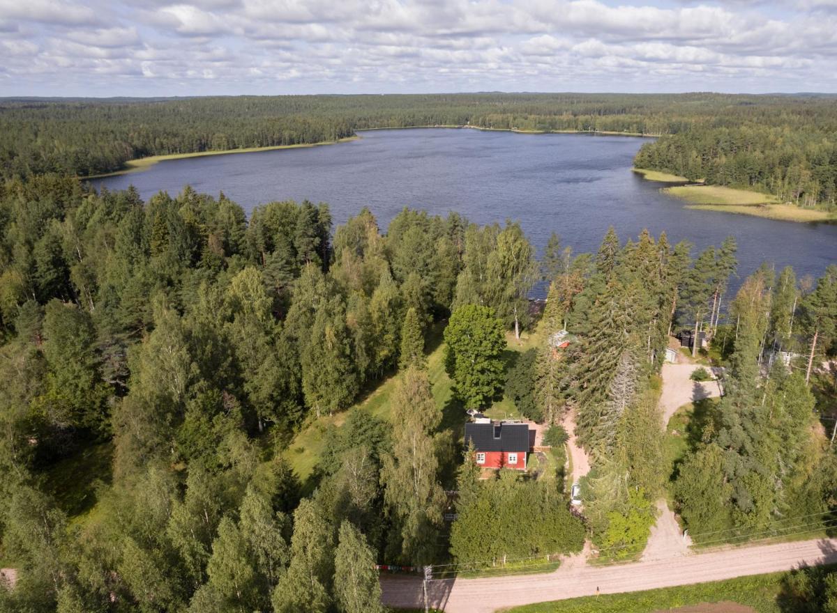 Beautifully renovated lakeside red cottage - Housity