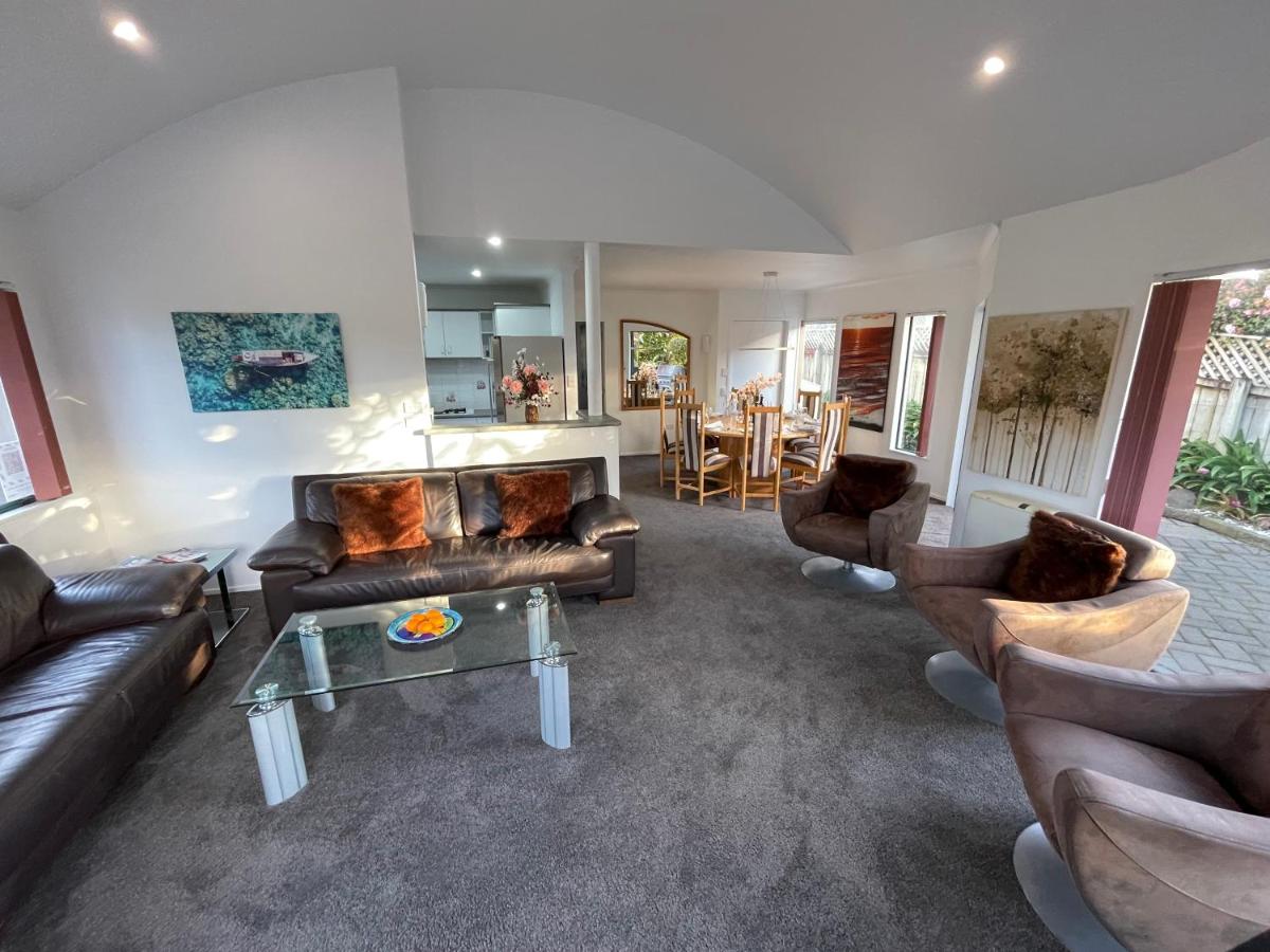 Luxury Home Next to Ocean and Walkway - Housity