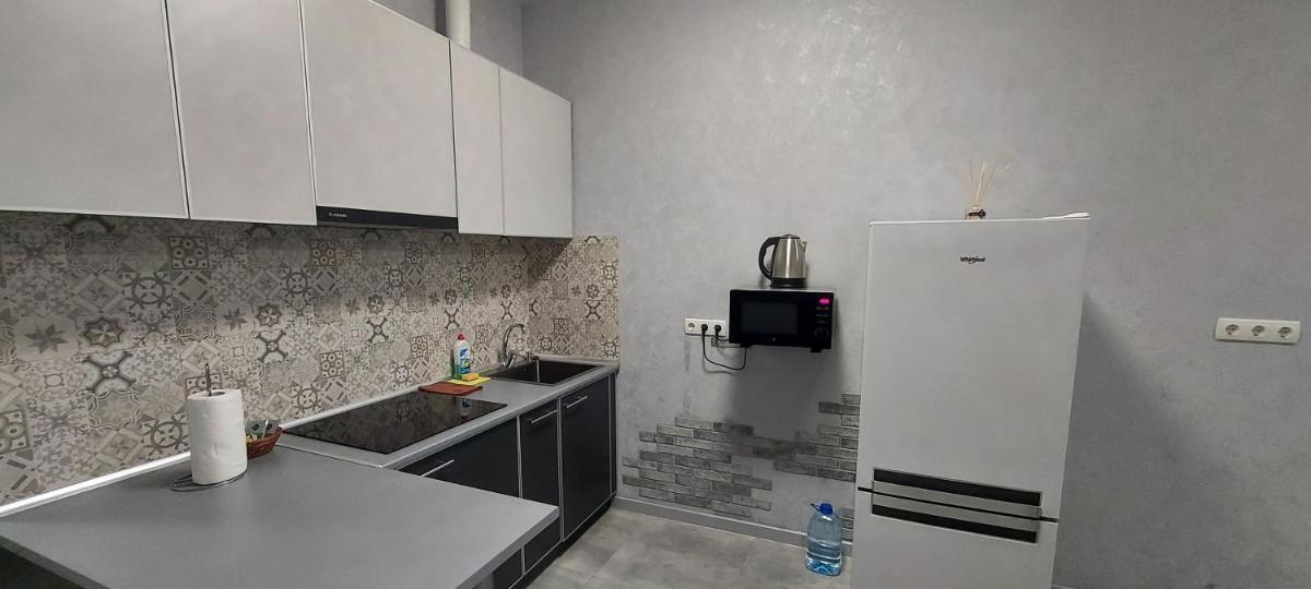 Pervaia studiia na khar kovskoi naberezhnoi 7 - Housity