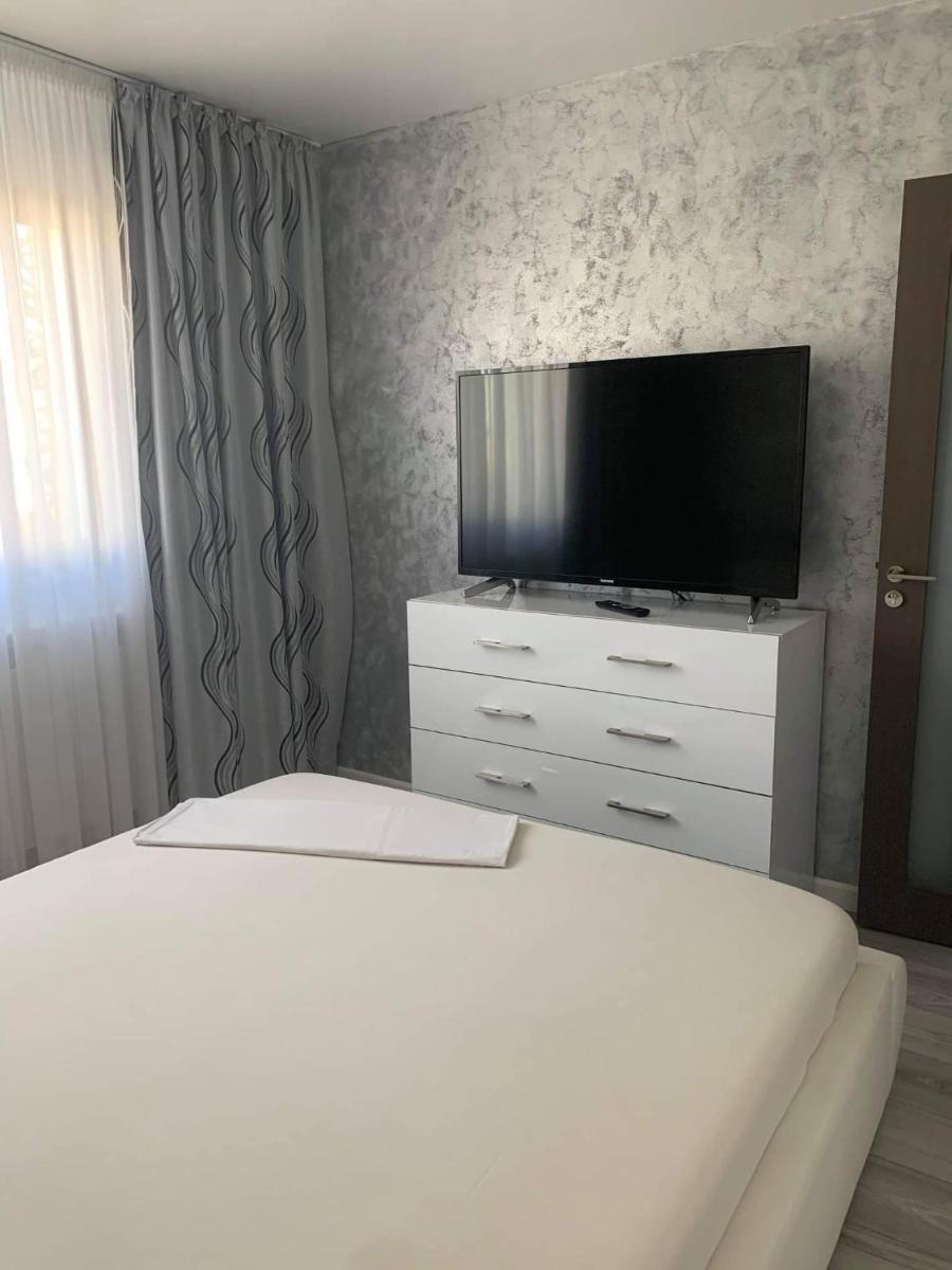 White & Silver Luxury Apartament 3 Camere - Housity