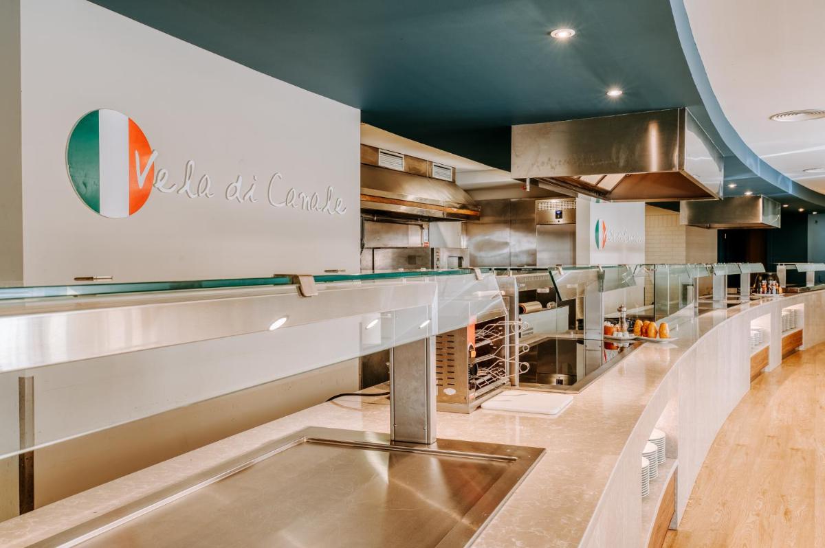 Um restaurante ou outro lugar para comer em Enotel Lido - All Inclusive
