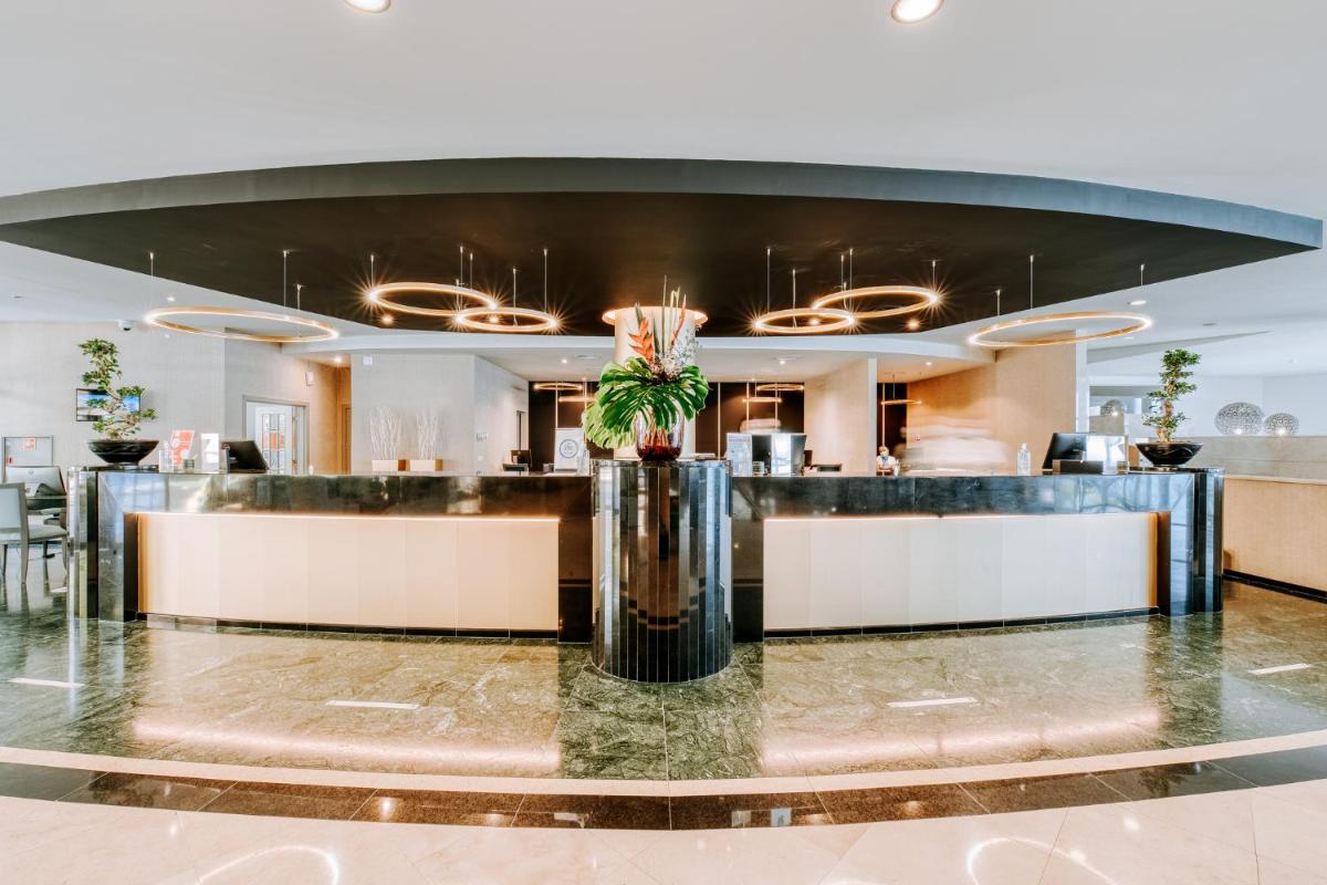 um lobby de um hotel com um bar em Enotel Lido - All Inclusive no Funchal mais 111 fotografias