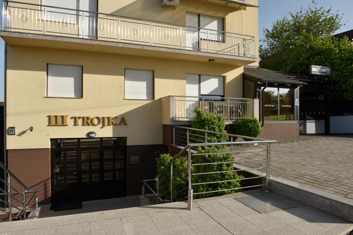 Apartmani i Bungalovi TROJKA - Housity