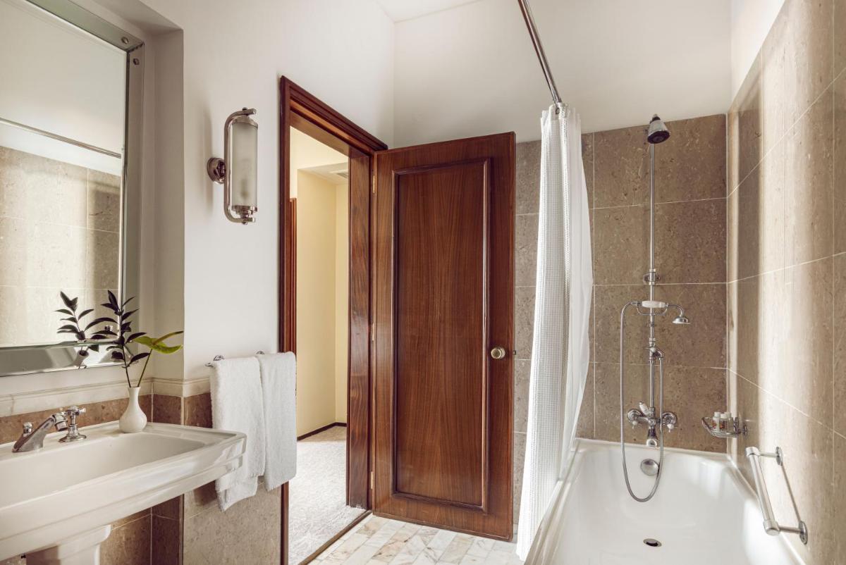 Uma casa de banho em Reid's Palace, A Belmond Hotel, Madeira