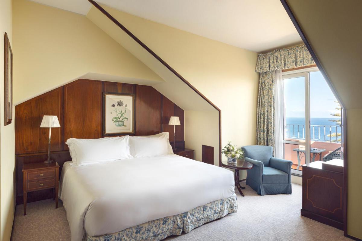 Uma cama ou camas num quarto em Reid's Palace, A Belmond Hotel, Madeira
