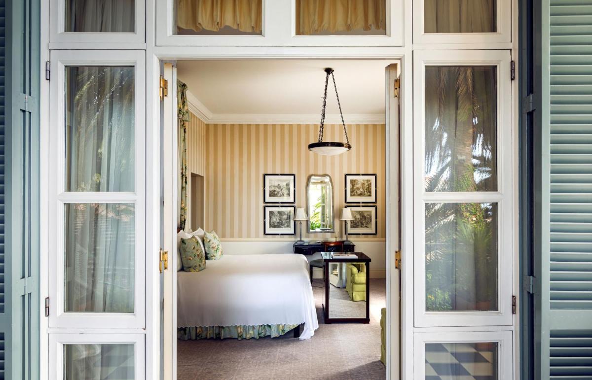 Uma cama ou camas num quarto em Reid's Palace, A Belmond Hotel, Madeira