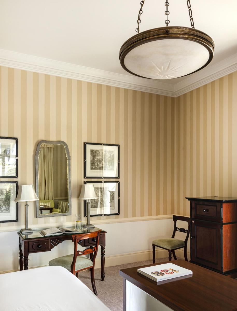 Uma cama ou camas num quarto em Reid's Palace, A Belmond Hotel, Madeira