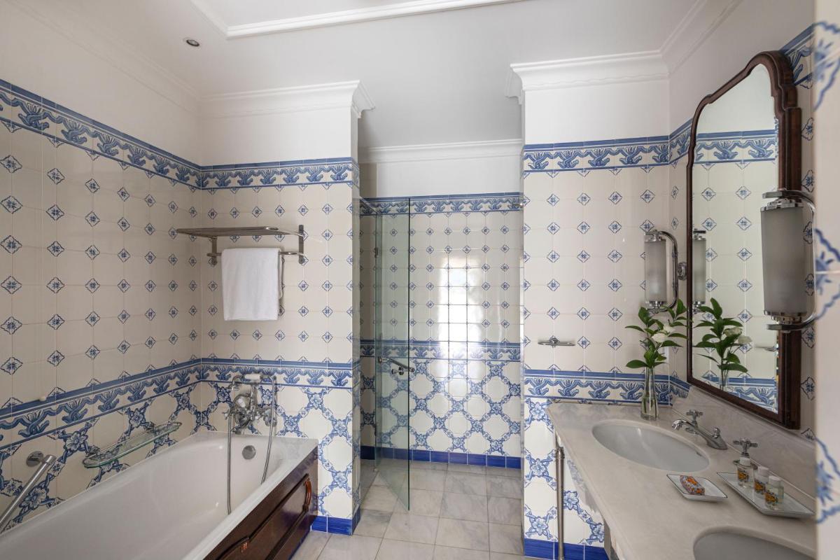 Uma casa de banho em Reid's Palace, A Belmond Hotel, Madeira