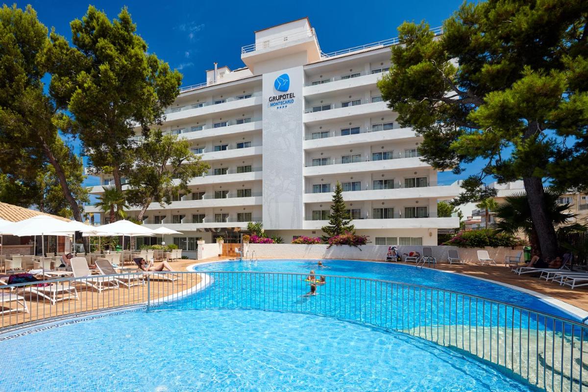 una piscina frente a un hotel en Grupotel Montecarlo, en Can Picafort