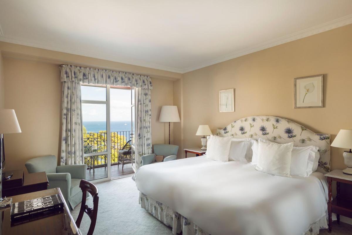 Uma cama ou camas num quarto em Reid's Palace, A Belmond Hotel, Madeira