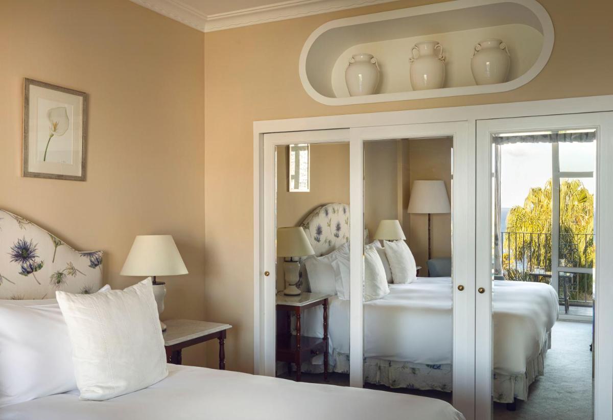 Uma cama ou camas num quarto em Reid's Palace, A Belmond Hotel, Madeira