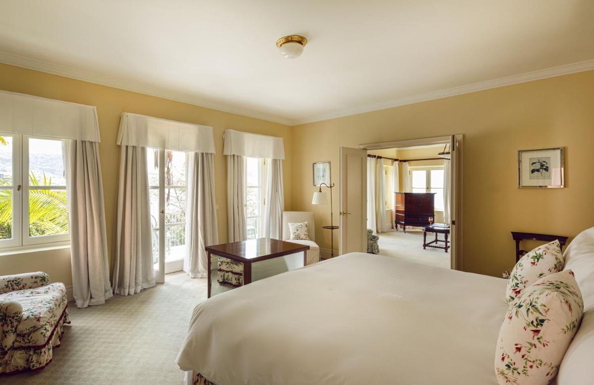 Uma cama ou camas num quarto em Reid's Palace, A Belmond Hotel, Madeira