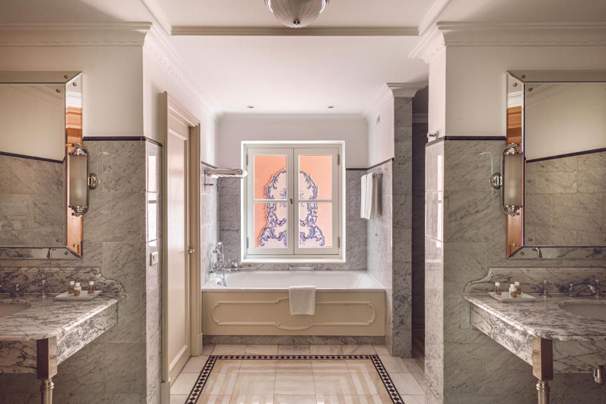 Uma casa de banho em Reid's Palace, A Belmond Hotel, Madeira