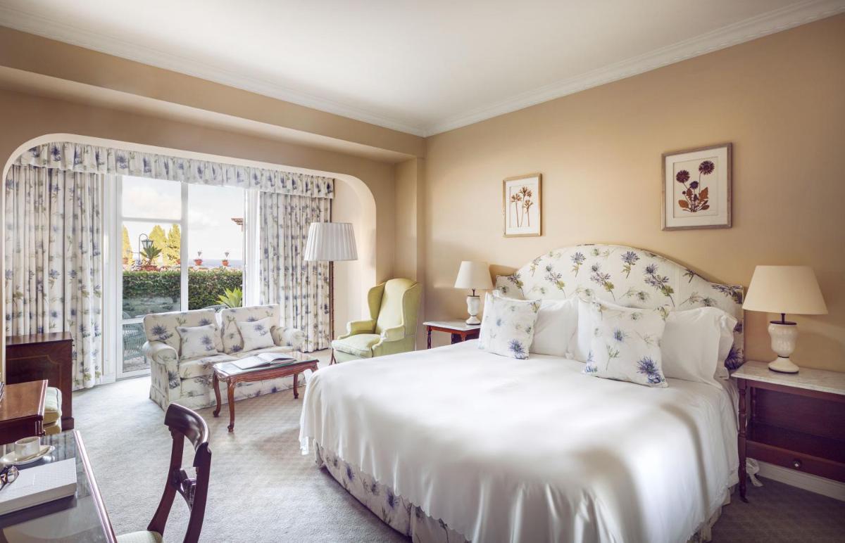 Uma cama ou camas num quarto em Reid's Palace, A Belmond Hotel, Madeira