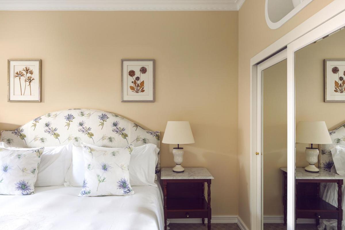 Uma cama ou camas num quarto em Reid's Palace, A Belmond Hotel, Madeira
