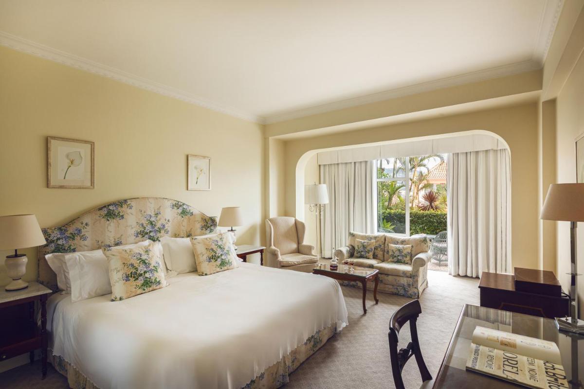 Uma cama ou camas num quarto em Reid's Palace, A Belmond Hotel, Madeira