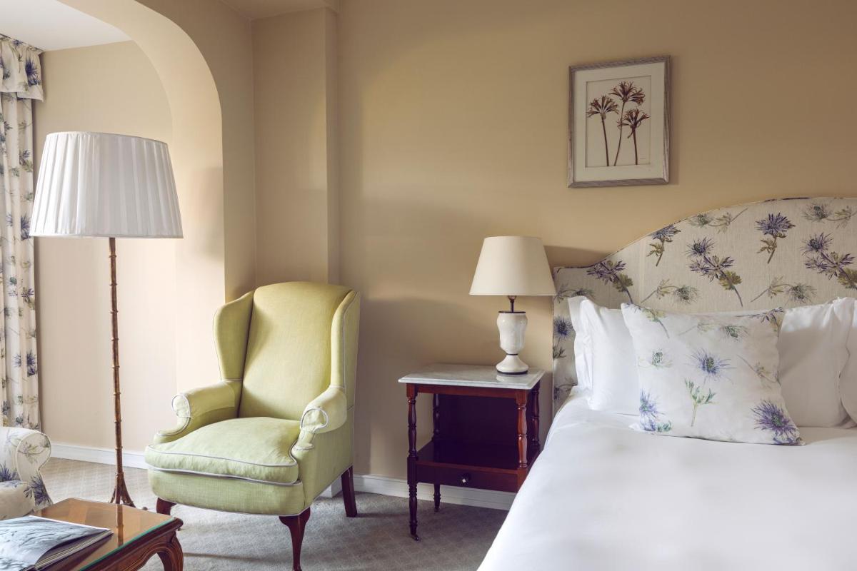 Uma cama ou camas num quarto em Reid's Palace, A Belmond Hotel, Madeira