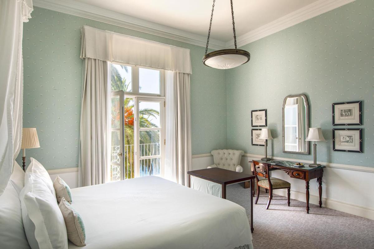 Uma cama ou camas num quarto em Reid's Palace, A Belmond Hotel, Madeira