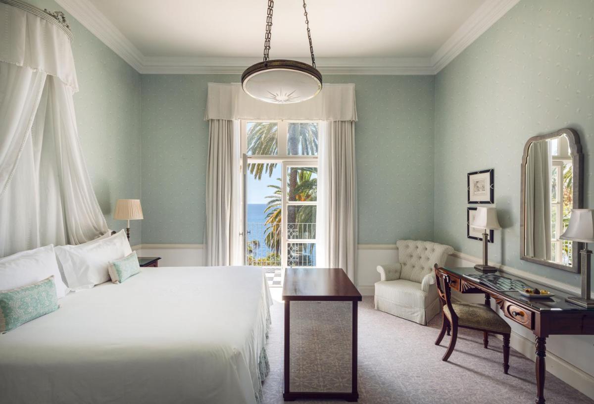 Uma cama ou camas num quarto em Reid's Palace, A Belmond Hotel, Madeira