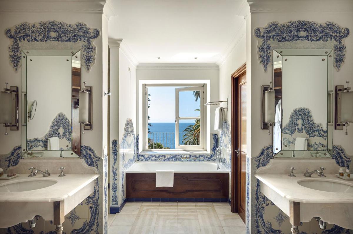 Uma casa de banho em Reid's Palace, A Belmond Hotel, Madeira
