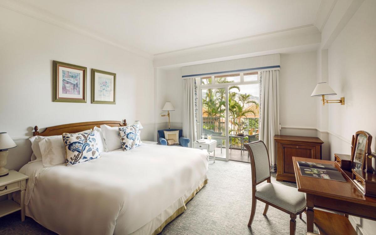 Uma cama ou camas num quarto em Reid's Palace, A Belmond Hotel, Madeira
