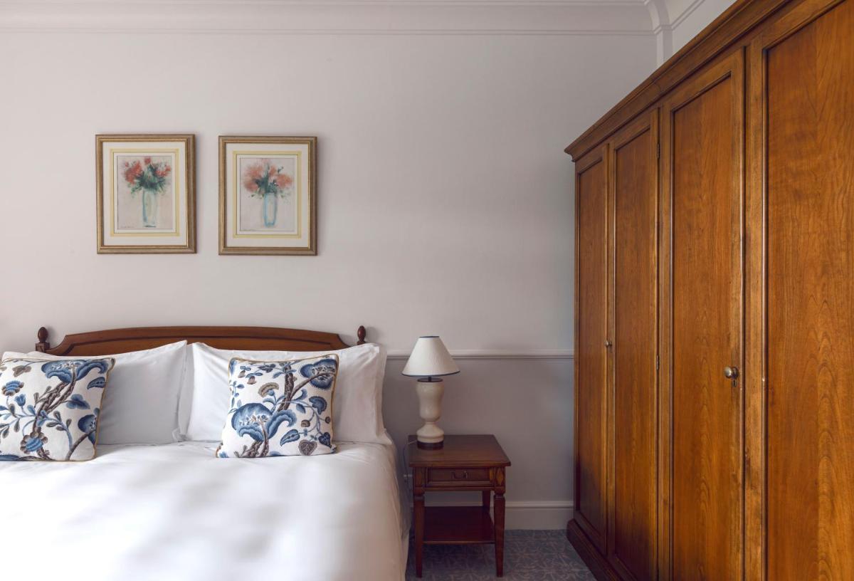 Uma cama ou camas num quarto em Reid's Palace, A Belmond Hotel, Madeira