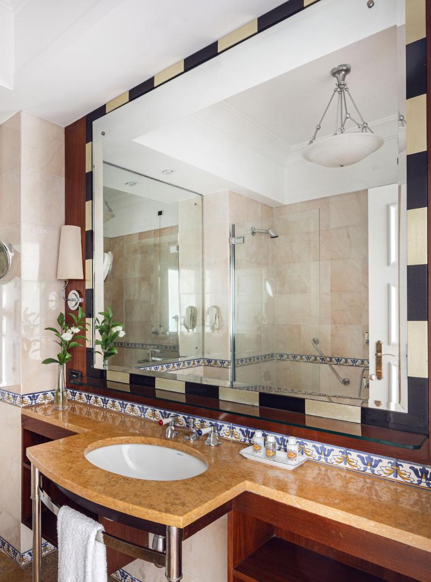 Uma casa de banho em Reid's Palace, A Belmond Hotel, Madeira