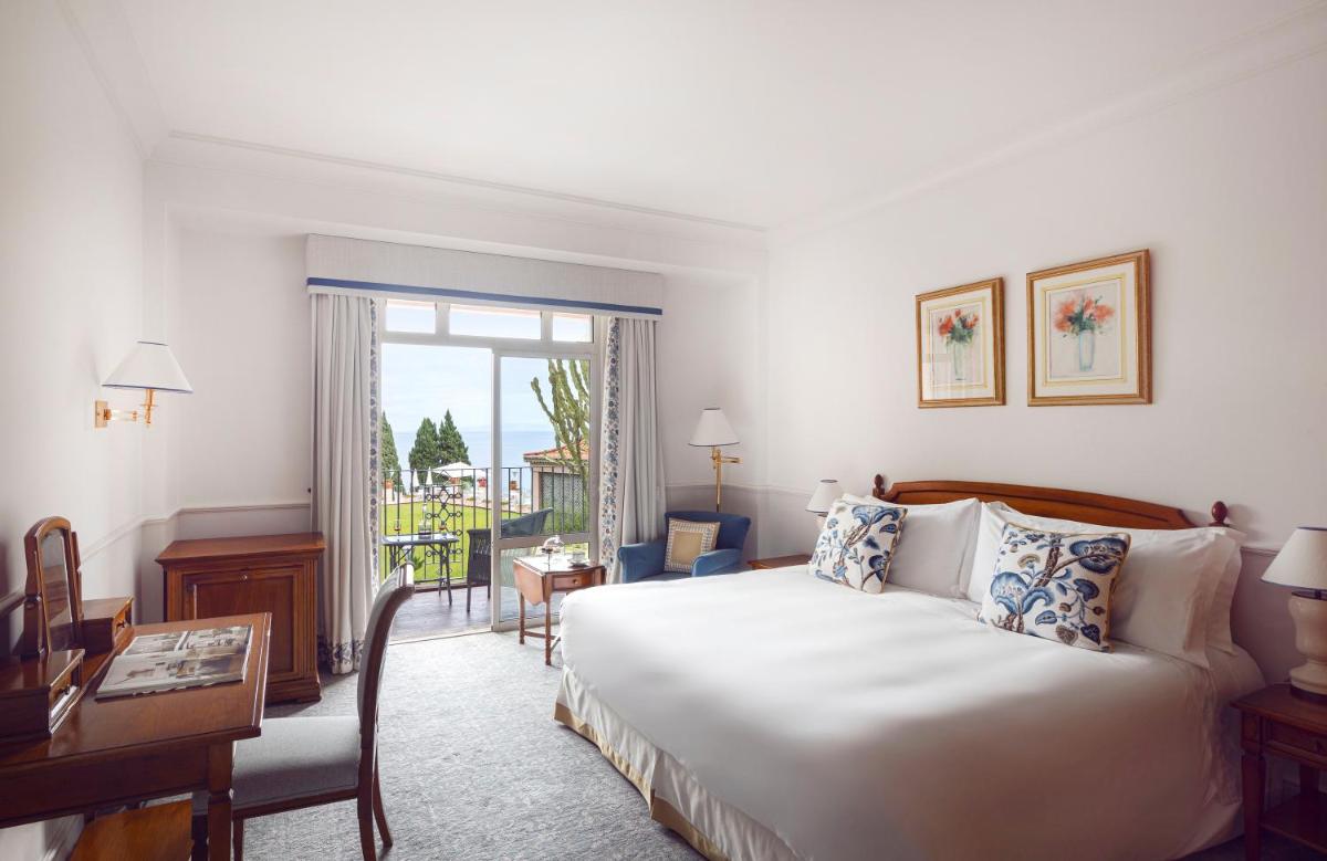 Uma cama ou camas num quarto em Reid's Palace, A Belmond Hotel, Madeira