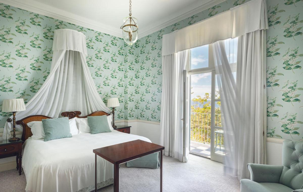 Uma cama ou camas num quarto em Reid's Palace, A Belmond Hotel, Madeira