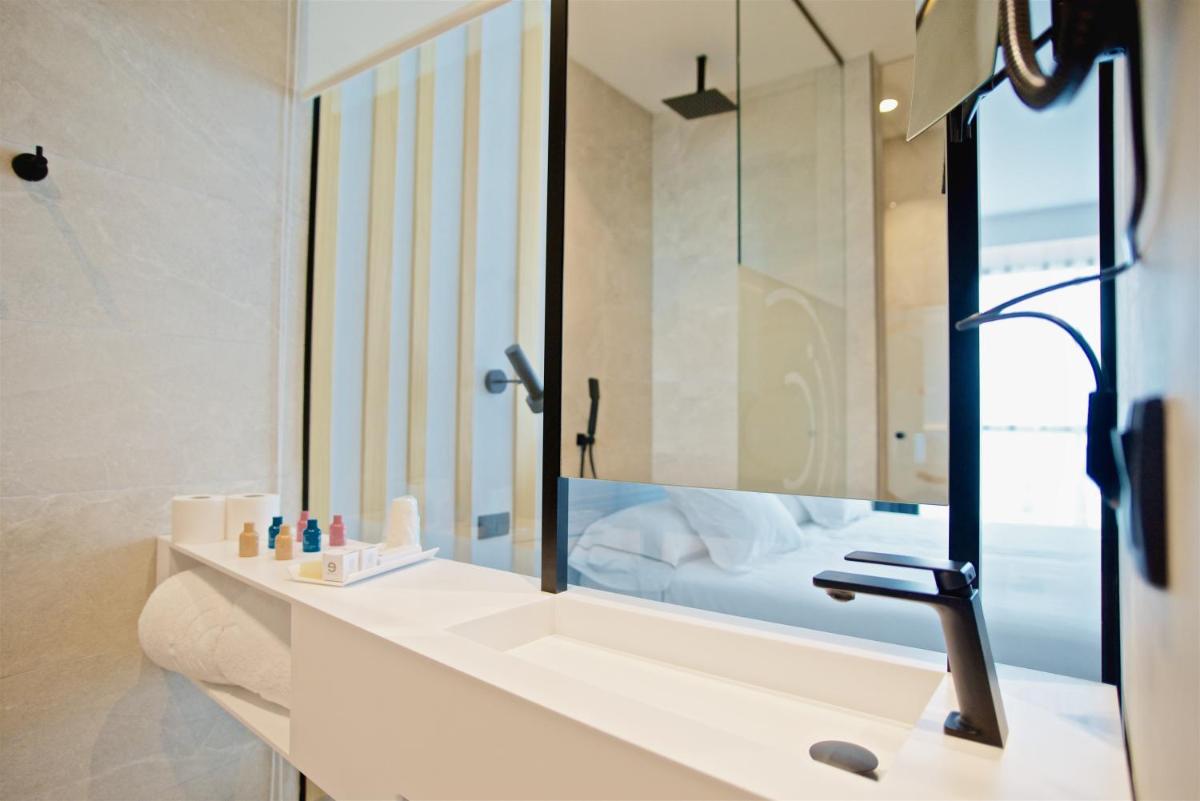 un baño con lavabo y espejo en Syncrosfera Fitness & Spa Health Hotel Boutique, en Pedreguer