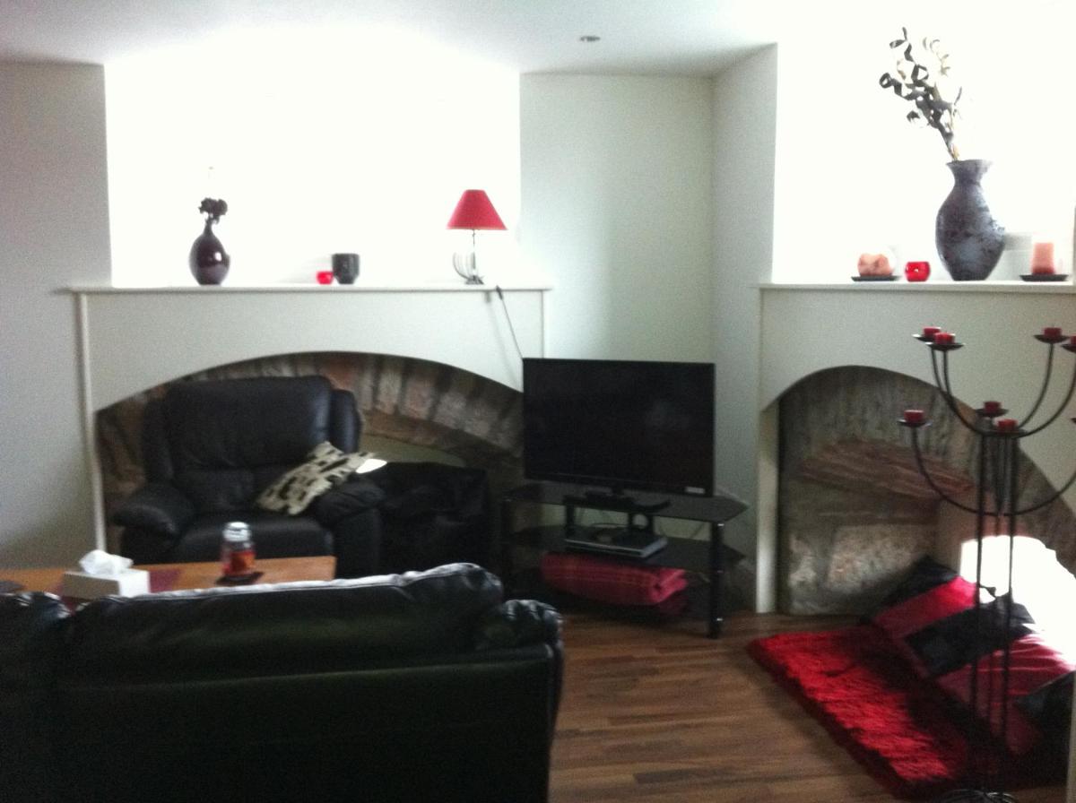 Scardroy Homes Inverness - Central 2 Bedroom with Parking WiFi Smart TVs Sleeps up to 6 - Housity