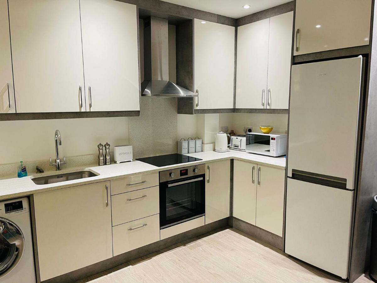 Salt Hill Windsor Legoland Eton Heathrow Luxury 2 Bed 1 Bath FREE Parking - Housity