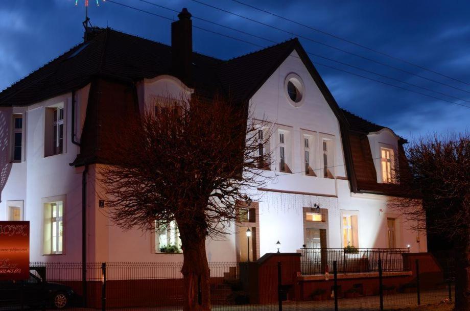 Pałacyk w Pakości Hotel - Housity