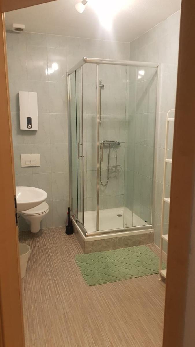 Niederdreisbacher Hütte - moderne Doppelzimmer - EINZELBETTEN - - Housity