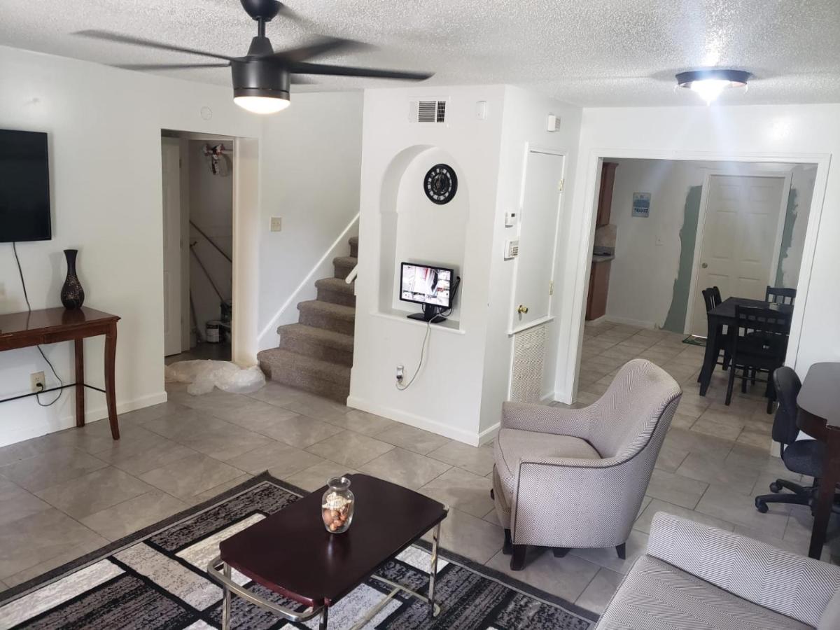 Frayser Cozy Newly Renovated 8 BR Compound - Housity