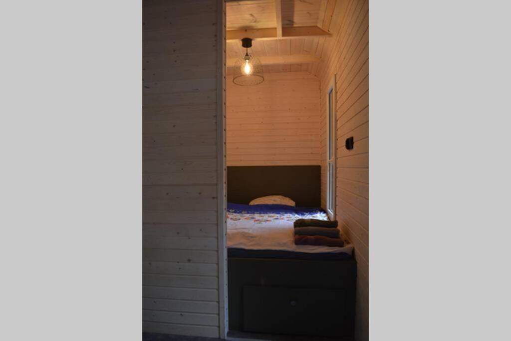 heather hut, off-grid cottage on a pond+2 ha - Housity