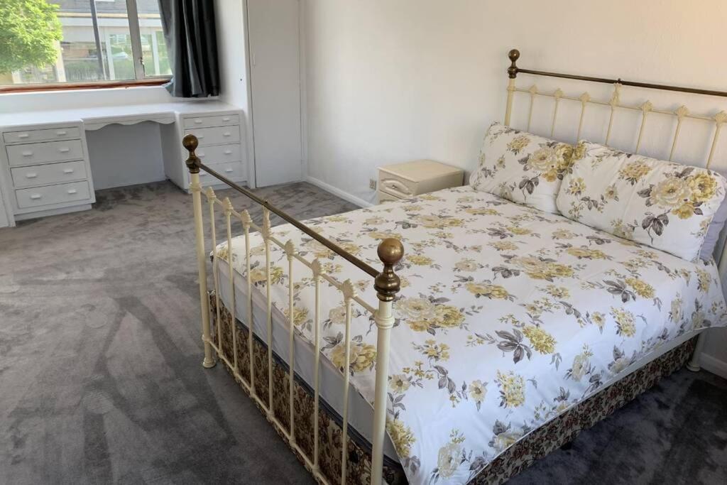 5 Bedroom House with outdoor space - Housity