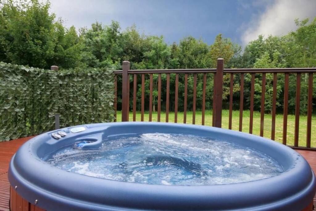 Heron Lodge with Hot Tub - Housity