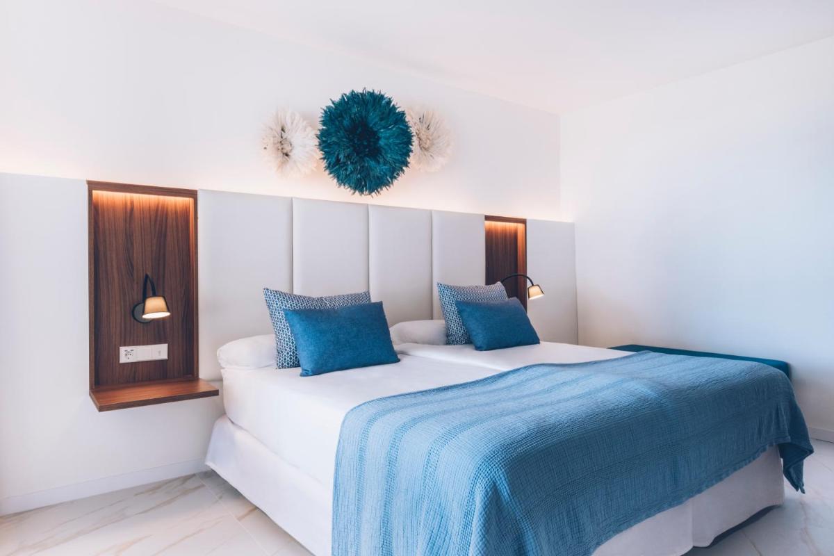 Cama o camas de una habitación en Iberostar Selection Playa de Muro Village