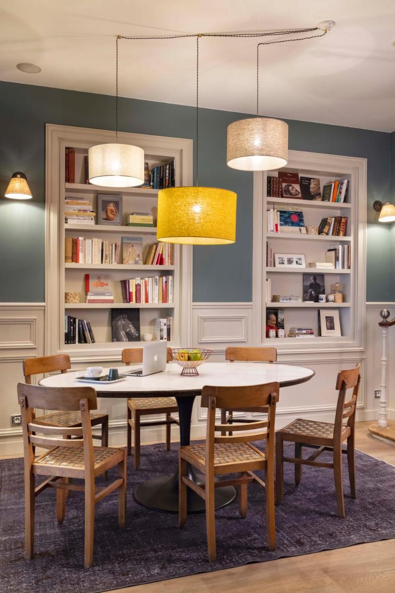 une salle à manger avec une table et des chaises dans l'établissement Le Petit Beaumarchais Hotel & Spa, à Paris