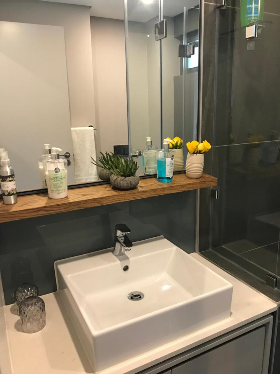 Suitetrails - Umhlanga Arch - Ocean Views, Queen size bed plus free wifi