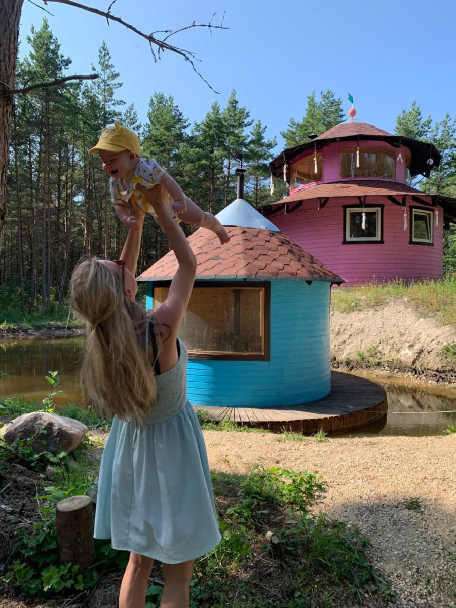 Roosa maja parvesaunaga - Housity