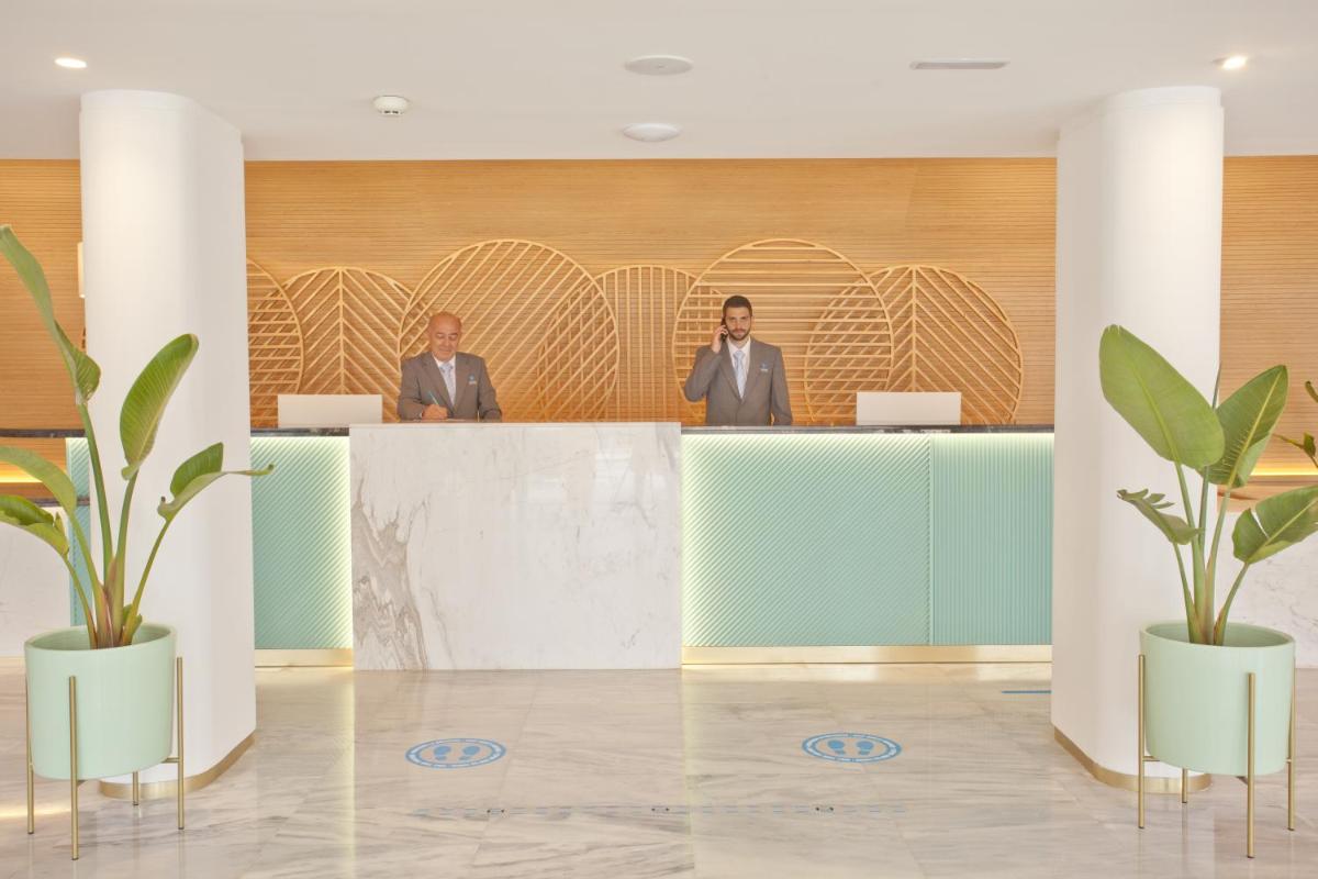El vestíbulo o zona de recepción de Grupotel Molins
