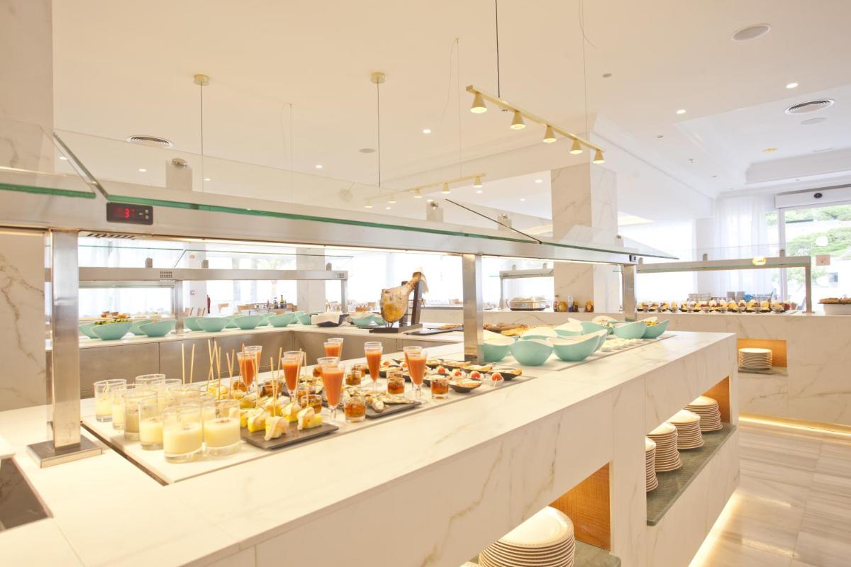 Comida en o cerca de este hotel