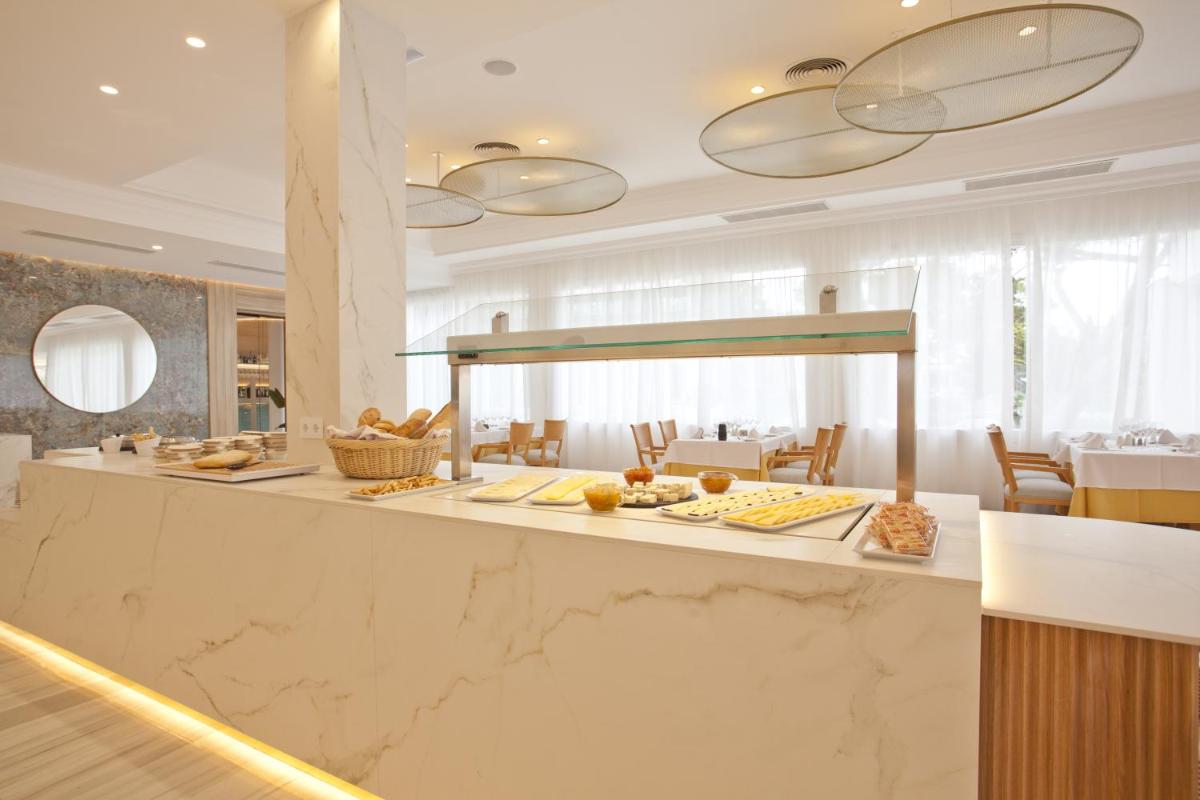 Comida en o cerca de este hotel