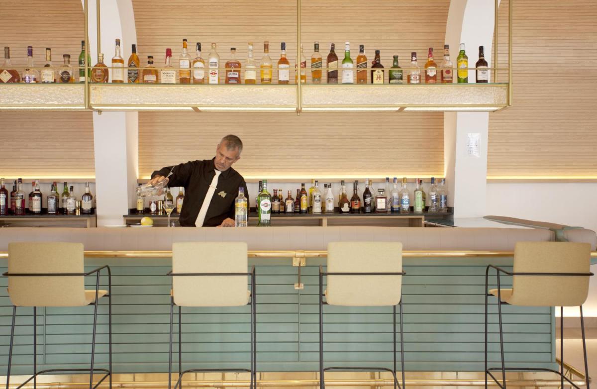 El salón o zona de bar de Grupotel Molins