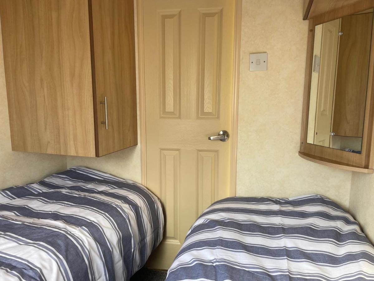 3-Bed Caravan in Walton on the Naze - Housity